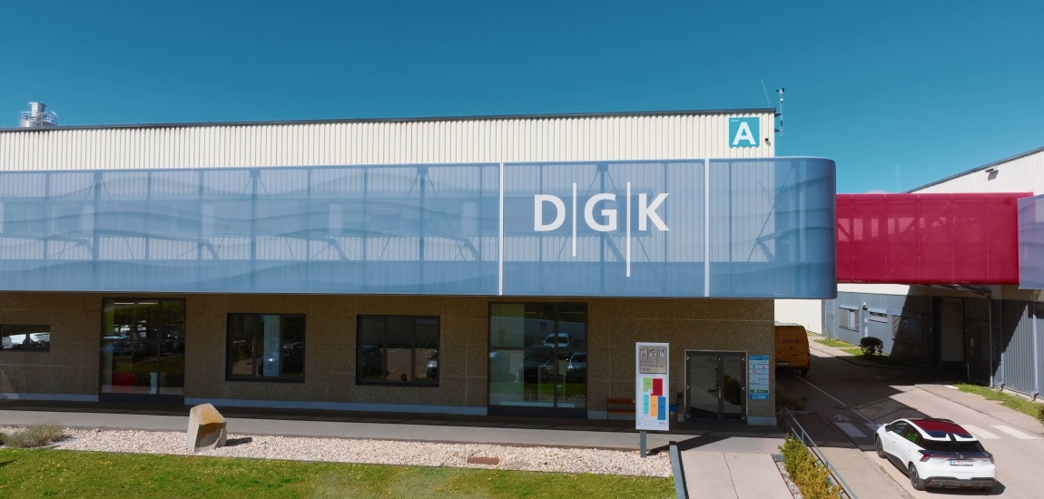 Ansicht einer seitlichen Fassadenfront in hellblau mit den Buchstaben "DGK"